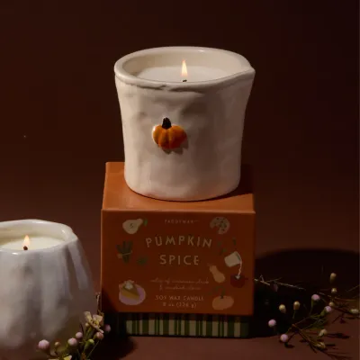 Entrez dans notre Bistro Paddywax. Chaque bougie de cette collection dégage un arôme délicieux qui s'harmonise parfaitement avec son design charmant, apportant une touche de culture culinaire dans votre maison. Parfum : Pumpkin spice Notes de tête : Sel marin, caramel fondant, crème fouettée, agrumes purs Notes de cœur : Potiron crémeux, noix de muscade fraîche, clou de girofle concassé, pomme épicée Notes de fond : Gousse de vanille, bâton de cannelle, sucre cristallisé, chocolat blanc Durée de combustion : 54 heures.