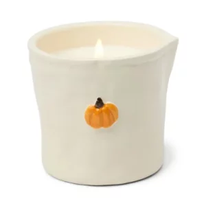 Entrez dans notre Bistro Paddywax. Chaque bougie de cette collection dégage un arôme délicieux qui s'harmonise parfaitement avec son design charmant, apportant une touche de culture culinaire dans votre maison. Parfum : Pumpkin spice Notes de tête : Sel marin, caramel fondant, crème fouettée, agrumes purs Notes de cœur : Potiron crémeux, noix de muscade fraîche, clou de girofle concassé, pomme épicée Notes de fond : Gousse de vanille, bâton de cannelle, sucre cristallisé, chocolat blanc Durée de combustion : 54 heures.
