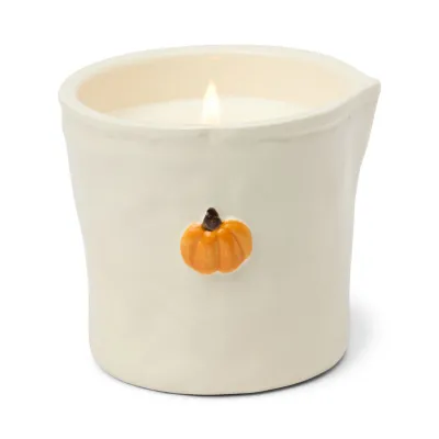 Entrez dans notre Bistro Paddywax. Chaque bougie de cette collection dégage un arôme délicieux qui s'harmonise parfaitement avec son design charmant, apportant une touche de culture culinaire dans votre maison. Parfum : Pumpkin spice Notes de tête : Sel marin, caramel fondant, crème fouettée, agrumes purs Notes de cœur : Potiron crémeux, noix de muscade fraîche, clou de girofle concassé, pomme épicée Notes de fond : Gousse de vanille, bâton de cannelle, sucre cristallisé, chocolat blanc Durée de combustion : 54 heures.