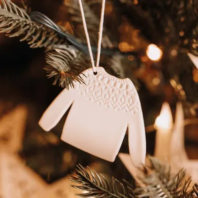 Les objets Räder célèbrent la magie de Noël à travers des créations en porcelaine raffinée et délicate. Design épuré, douceur scandinave et poésie s’invitent dans votre intérieur pour créer une ambiance chaleureuse et lumineuse. Des pièces parfaites à offrir ou à collectionner pour embellir vos fêtes.