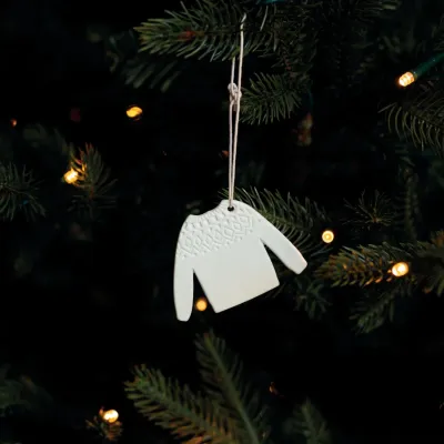 Les objets Räder célèbrent la magie de Noël à travers des créations en porcelaine raffinée et délicate. Design épuré, douceur scandinave et poésie s’invitent dans votre intérieur pour créer une ambiance chaleureuse et lumineuse. Des pièces parfaites à offrir ou à collectionner pour embellir vos fêtes.