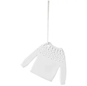 Les objets Räder célèbrent la magie de Noël à travers des créations en porcelaine raffinée et délicate. Design épuré, douceur scandinave et poésie s’invitent dans votre intérieur pour créer une ambiance chaleureuse et lumineuse. Des pièces parfaites à offrir ou à collectionner pour embellir vos fêtes.